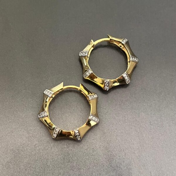 ZİRKON TAŞLI GOLD HALKA KÜPE Şıklığın vazgeçilmez parçası olmaya aday zirkon taşlı gold halka küpe, zarif detayları ve modern tasarımıyla stilinize ışık katarak her ortamda fark edilmenizi sağlar. Cinsi: Zirkon Taşlı Gold 925 Ayar Gümüş Halka Küpe Materyal: 925 gümüş Ölçüsü: Standart